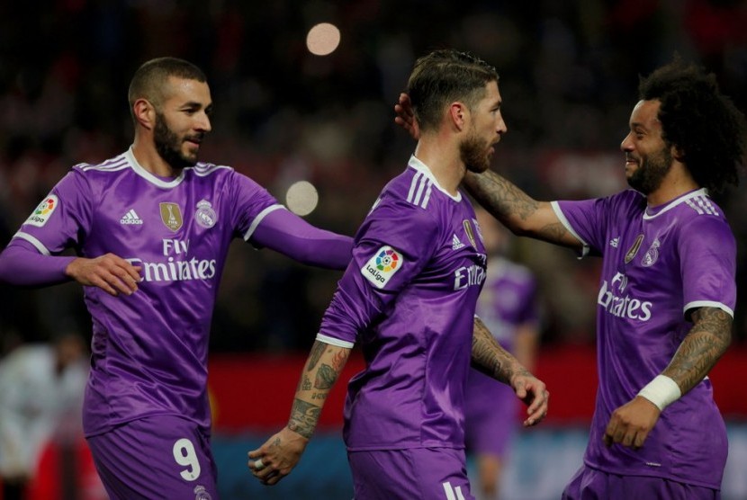 Bek Real Madrid Sergio Ramos (tengah) merayakan gol ke gawang Sevilla bersama Marcelo (kanan) dan Karim Benzema.