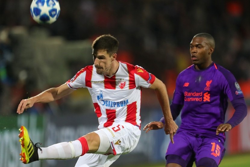 Bek Red Star Belgrade Milos Degenek (kiri) berebut bola dengan penyerang Liverpool Daniel Sturridge.