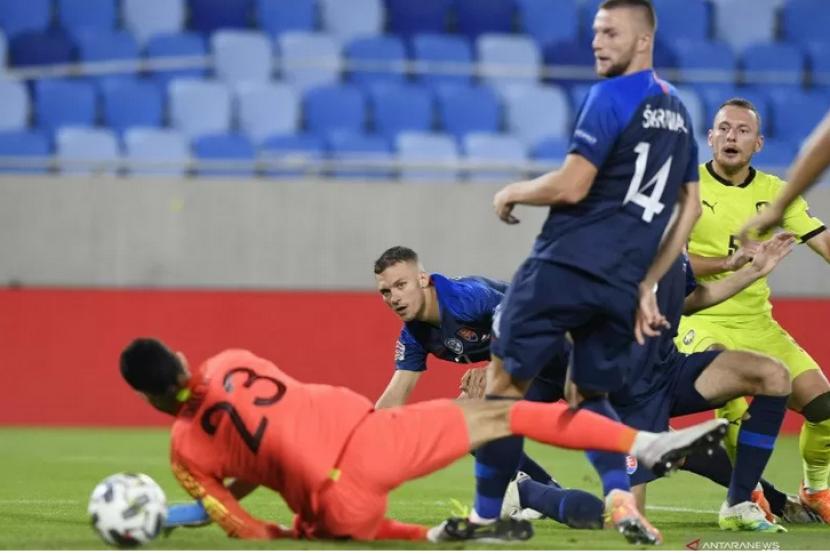 Bek Republik Ceko Vladimir Coufal (kaus kuning) mencetak gol perdana ke gawang Slovakia, dalam pertandingan Divisi B Grup 2 UEFA Nations League, yang dimainkan di Stadion Nasional, Bratislava, Slovakia, Jumat (4/9/2020). 