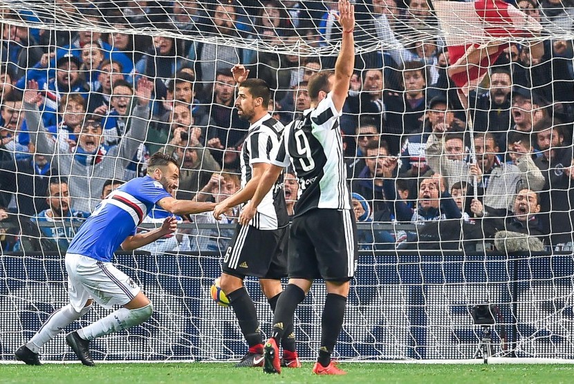 Bek Sampdoria Gian Marco Ferrari (kiri) mencetak gol pada laga Liga Italia Serie A antara Sampdoria melawan Juventus Fc di Stadion Luigi Ferraris, Genoa, Italia, Ahad (19/11) malam WIB.