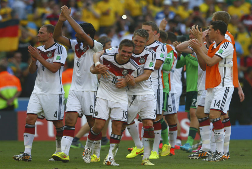 Bek sayap Jerman, Philipp Lahm (tiga kiri) dan Bastian Schweinsteiger, meluapkan kegembiraannya usai mengalahkan Prancis 1-0 di laga perempat final Piala Dunia 2014 di Stadion Maracana, Rio de Janeiro, Jumat (4/7). 
