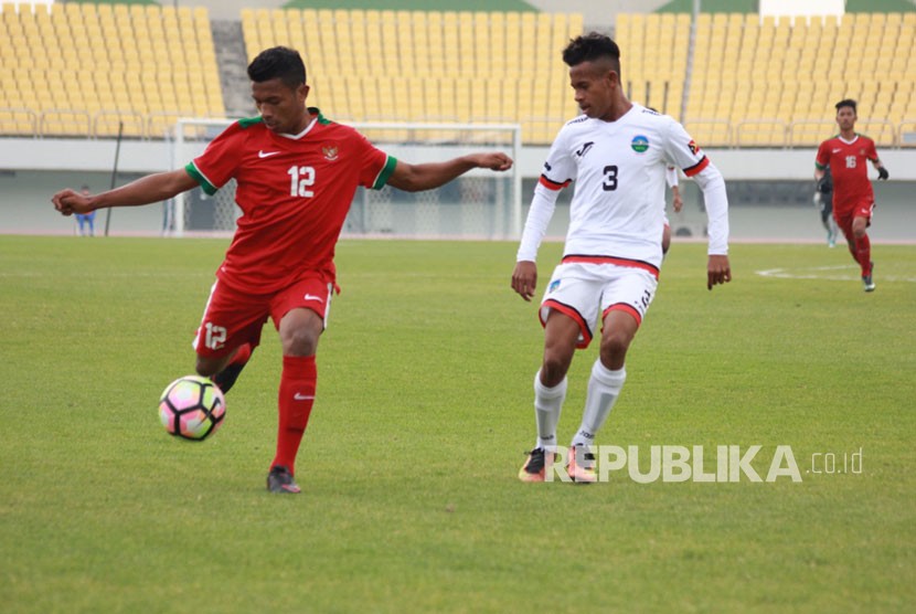 Bek sayap timnas Indonesia U-19 Rifad Marasabessy membawa bola saat menghadapi Timor Leste pada laga kedua Grup F kualifikasi Piala Asia U-19 di Stadion Paju, Korea Selatan, Kamis (2/11).