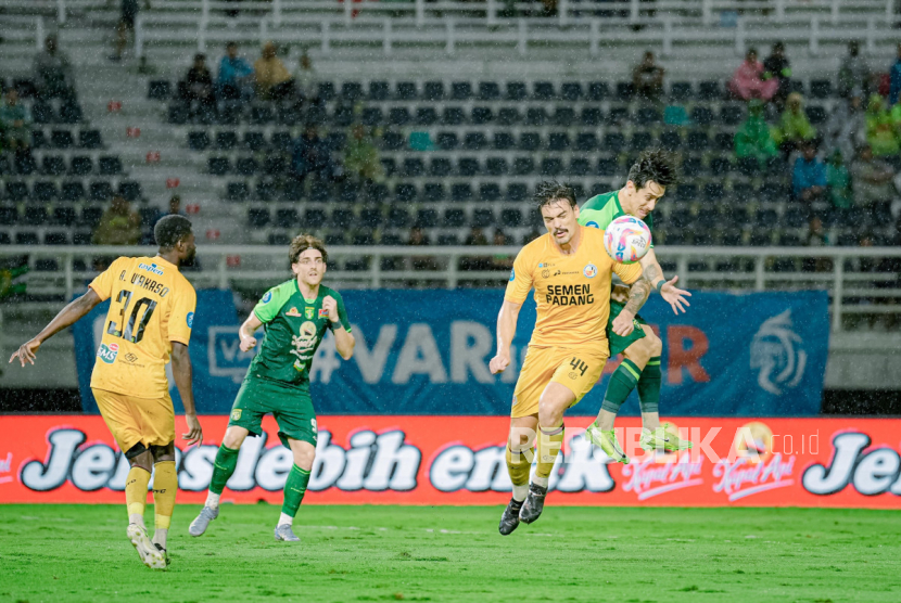 Bek Semen Padang Tin Martic (kedua kanan) berduel bola dengan pemain Persebaya Bruno Moreira Soares dalam pertandingan BRI Liga 1 di Stadion Gelora Bung Tomo, Surabaya, Ahad (11/5/2025) malam.