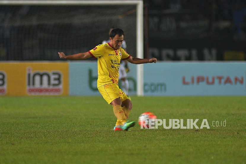 Bek Sriwijaya FC Yu Hyun Koo dalam pertandingan melawan Persib Bandung Torabika Soccer Championship di Stadion Si Jalak Harupat Soreang, Sabtu (30/4)