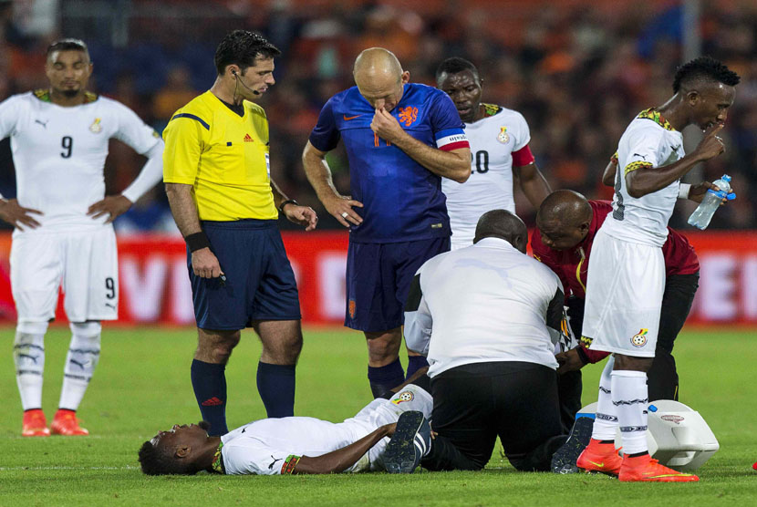 Bek timnas Ghana, Jerry Akaminko, terbaring cedera saat menghadapi timnas Belanda dalam laga internasional di Rotterdam pada Sabtu (31/5). 