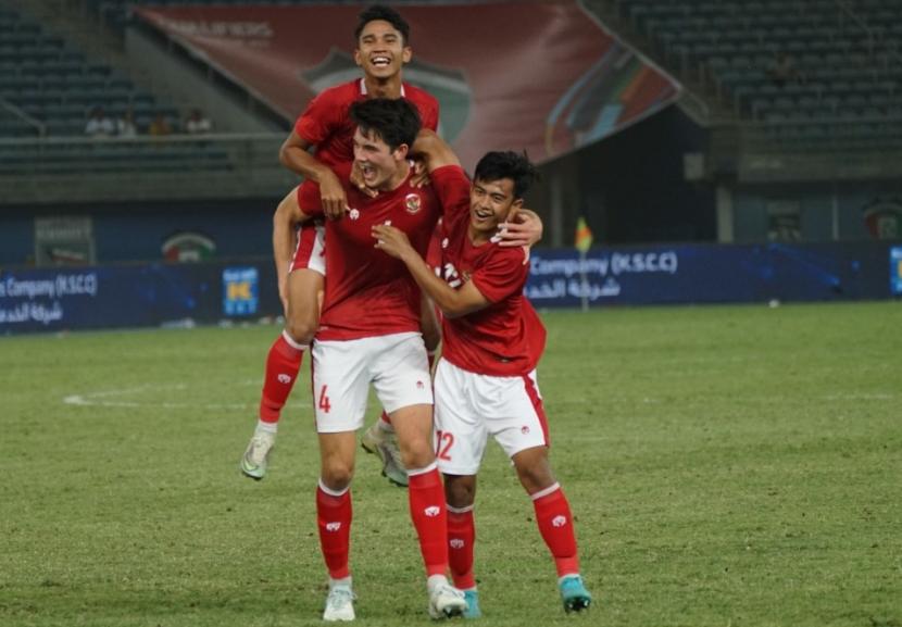 Bek timnas Indonesia Elkan Baggott (kiri bawah) berselebrasi selepas menjebol gawang Nepal dalam pertandingan Grup A Kualifikasi Piala Asia 2023.