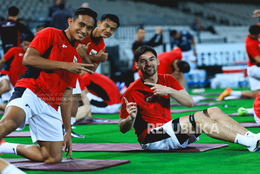 Bek timnas Indonesia Sandy Walsh (kanan), Rizky Ridho (kiri), dan Pratama Arhan saat menjalani latihan perdana timnas Indonesia di Stadion Netstrata Jubilee, Sydney, pada Selasa (18/3/2025) malam.