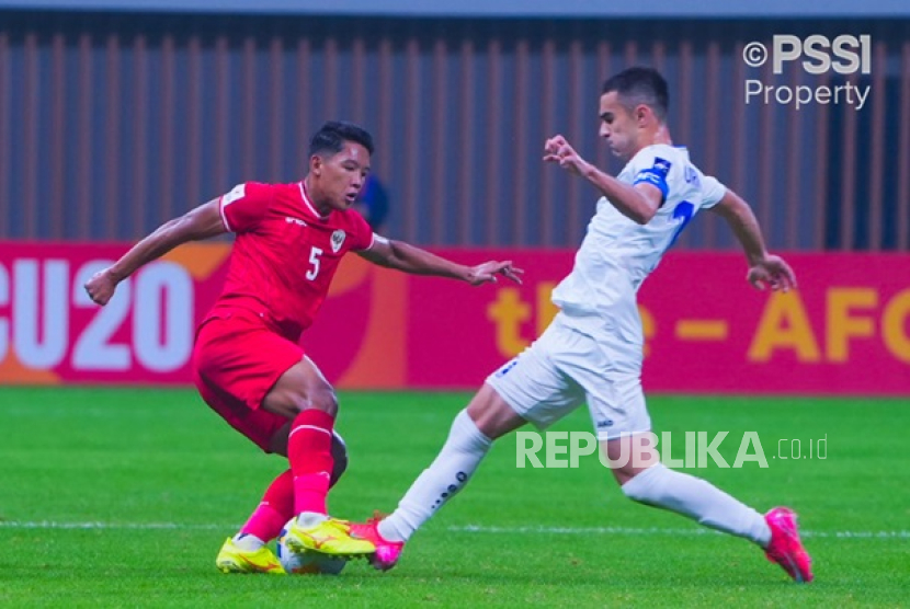 Bek timnas Indonesia U-20 Muhammad Alfharezzi Buffon (kiri) berduel bola dengan pemain Uzbekistan U-20.