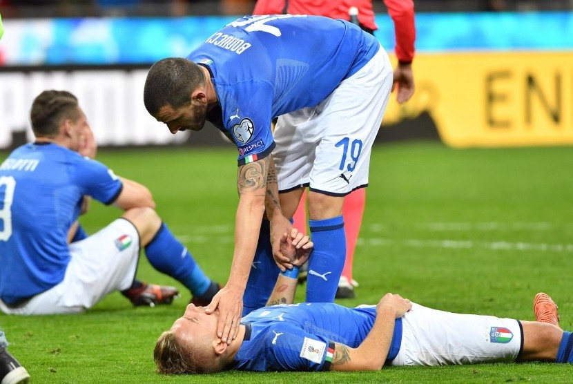 Bek Timnas Italia, Leonardo Bonucci, bersama rekannya Ciro Immobile tidak mampu menutupi kekecewaannya usai gagal meraih tiket Piala Dunia 2018 usai ditahan imbang Swedia 0-0 di Stadion Giuseppe Meazza, Milan, Italia, Senin (13/11). 