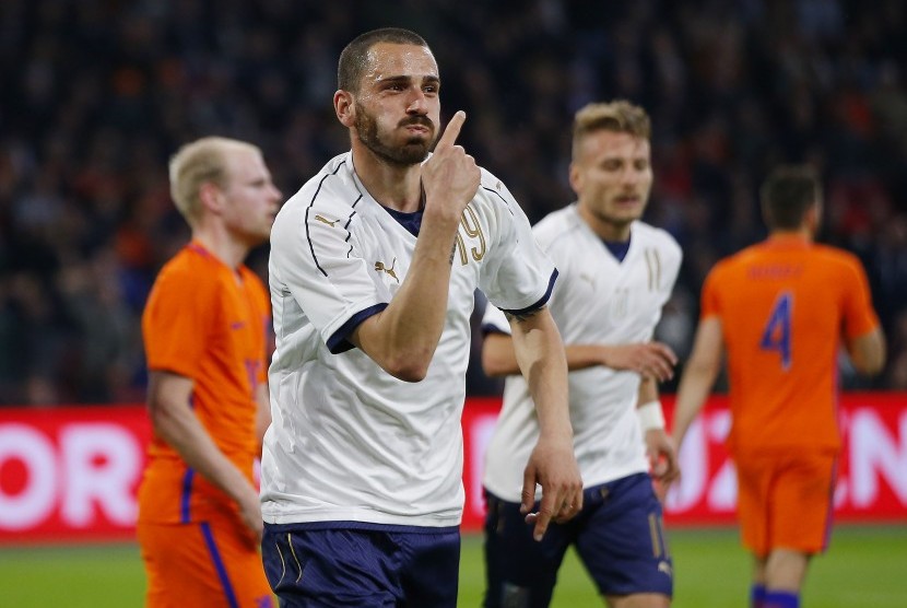 Bek timnas Italia, Leonardo Bonucci merayakan golnya ke gawang Belanda pada laga persahabatan di Amsterdam Arena, Rabu (29/3) dini hari WIB. Italia menang 2-1.