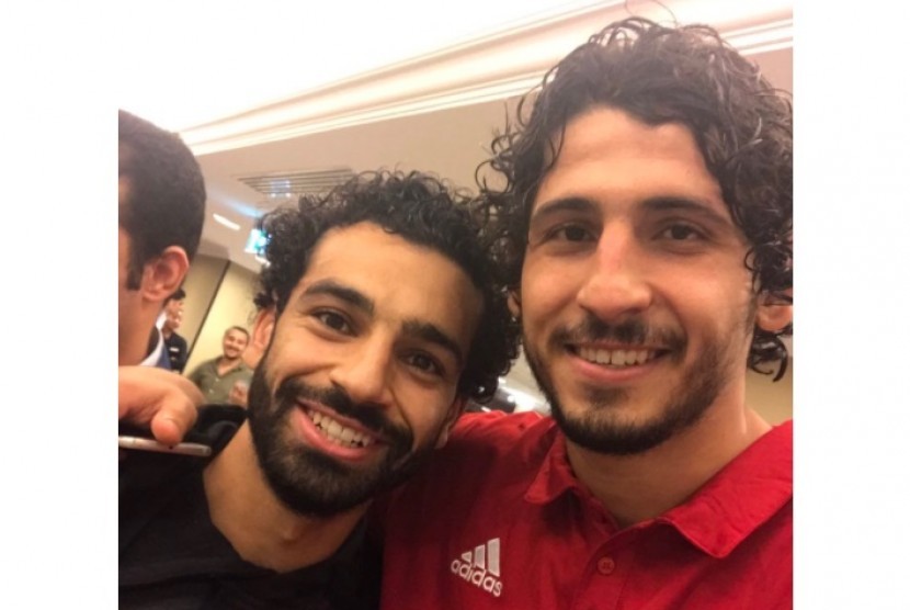 bek timnas Mesir Ahmed Hegazi (kanan) bersama Mohamed Salah.