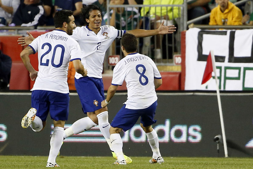 Bek Timnas Portugal, Bruno Alves (tengah), melakukan selebrasi usai menjebol gawang Meksiko dalam laga pemanasan Piala Dunia 2014 di Gillette Stadium, Massachusetts, Jumat (6/6). 