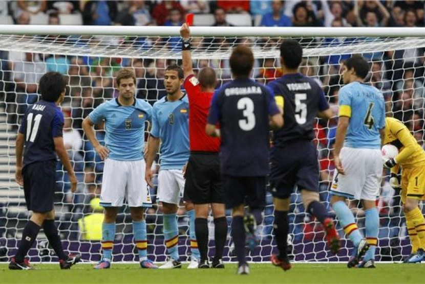 Bek timnas Spanyol, Inigo Martinez (dua kiri), diganjar kartu merah saat menghadapi Jepang di laga Grup D cabang sepakbola putra Olimpiade 2012 di Hampden Park, Glasgow, Skotlandia, pada Kamis (26/7). 