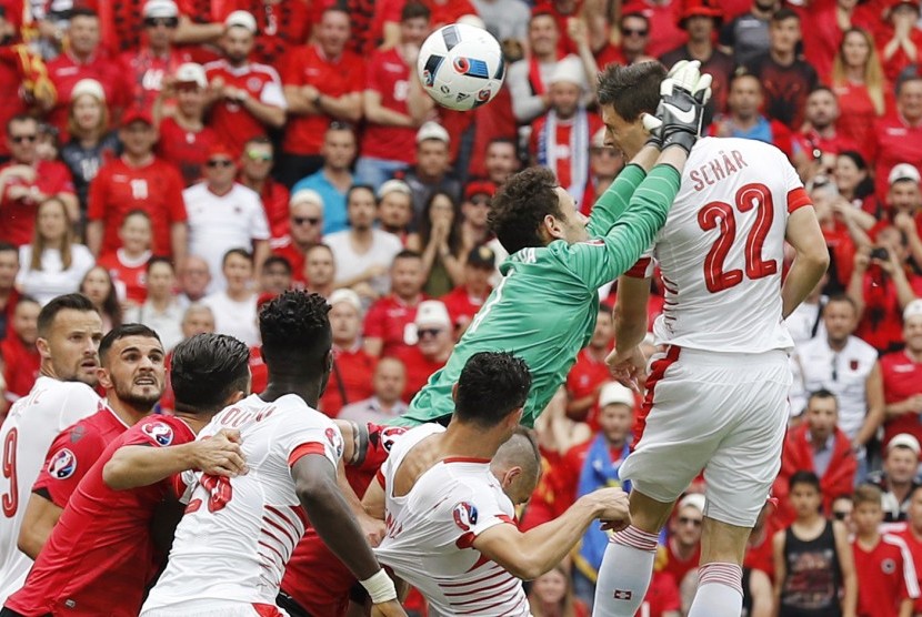 Bek Timnas Swiss, Fabian Schar, melepaskan sundulan mengoyak gawang Albania dalam laga Grup B Piala Eropa di Stade Bollaert Delelis, Lens, Prancis, Sabtu (11/6). 