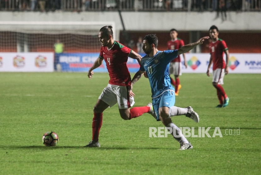 Bek timnas U-22 yang juga bermain di Persija Jakarta, Rezaldi Hehanusa (kiri).