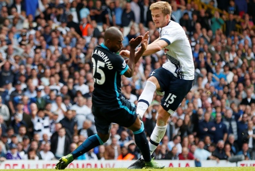 bek Tottenham Hotspur Eric Dier (kanan) melepaskan tendangan saat melawan Manchester City.