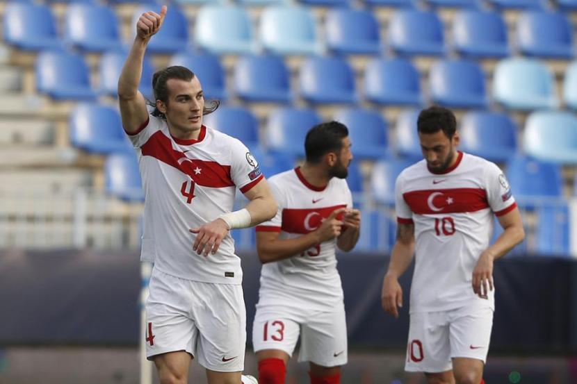 Bek Turki Caglar Soyuncu (kiri) merayakan golnya ke gawang Norwegia.