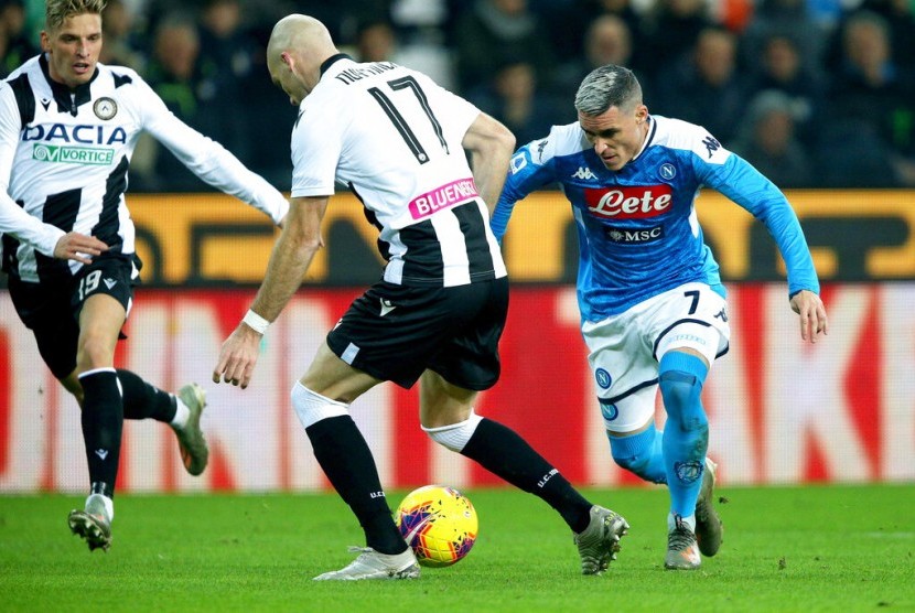 Bek Udinese Bram Nuytinck berebut bola dengan gelandang serang Napoli Jose Callejon (kanan) dalam pertandingan Liga Italia di Stadion Friuli - Dacia Arena, Udine, Ahad (8/12) dini hari WIB. 