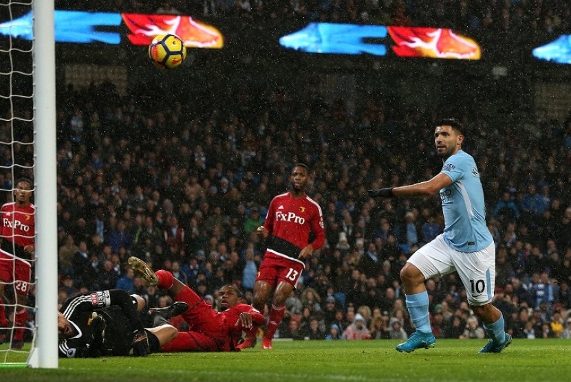 bek Watford Christian Kabasele mencetak gol bunuh diri saat menghadapi Manchester City di Stadion Etihad, Rabu (3/1) dini hari WIB. Watford takluk 1-3 dalam laga ini.