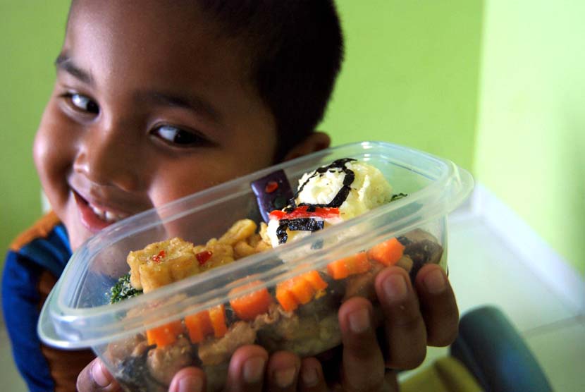 Bekal makanan untuk anak (ilustrasi). Mengonsumsi cukup serat dapat mengurangi risiko alergi pada anak.