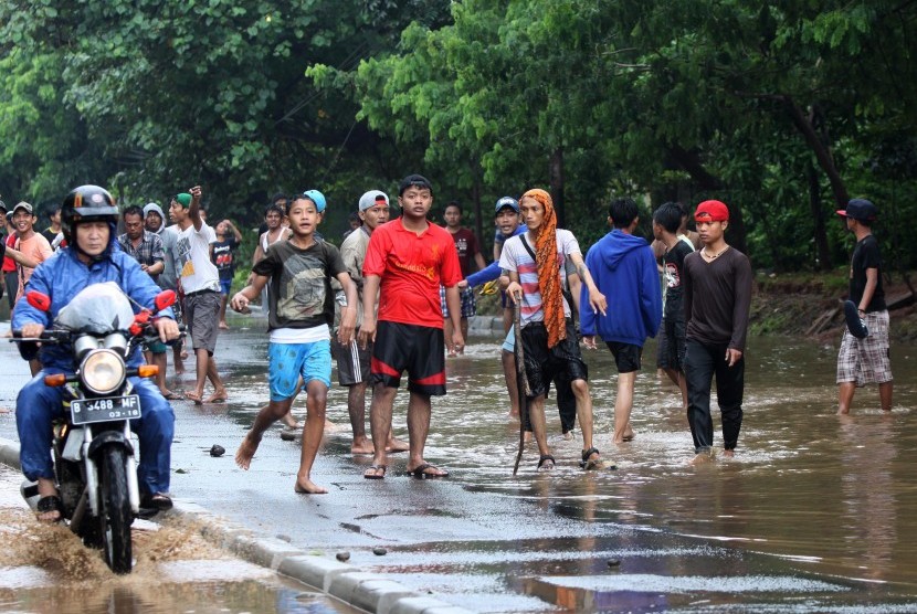 Bekali anak dengan pembentukan moral dan karakter agar tak mudah terpicu perkelahian dengan orang lain.