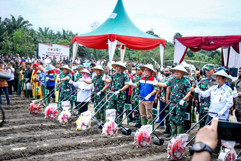 Bekerja sama dengan TNI Angkatan Darat (TNI AD), PT Pertamina Hulu Rokan (PHR) mendukung program Ketahanan Pangan Nasional melalui pengembangan pertanian tanaman pangan di wilayah operasi perusahaan di Riau.