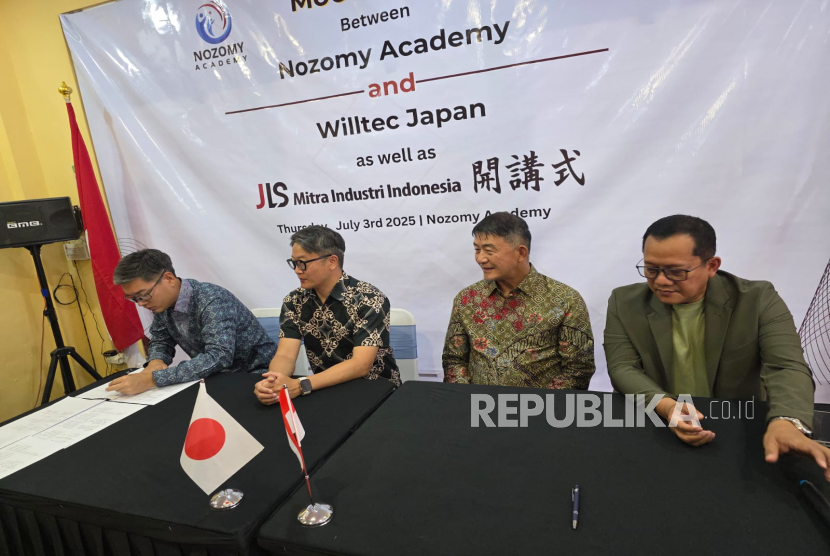 Bekerja sama dengan Willtec Group dari Jepang, Mitra Industri Group, yang bergerak dalam bidang pengembangan sumber daya manusia di Indonesia, telah membuka Sekolah Bahasa Jepang JLS Mitra Industri Indonesia di Grand Grand Wisata, Kabupaten Bekasi. 