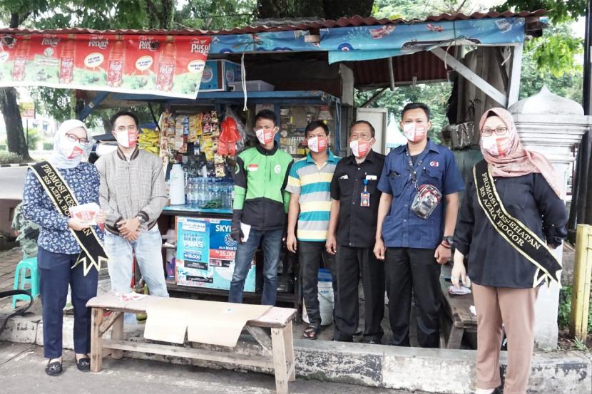 Bekerjasama dengan Dinas Kesehatan Kota Bogor, RS Azra membagikan masker kepada lingkungan sekitar.