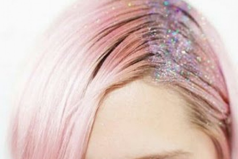 Belah bagian rambut dan taburi bubuk glitter untuk mendapat tampilan paling banyak dibicarakan di media sosial Korea.