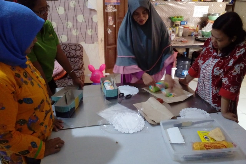Belajar Bakery. Tiga ibu diajak Fasilitator Rumah Zakat belajar membuat roti dari ahlinya.
