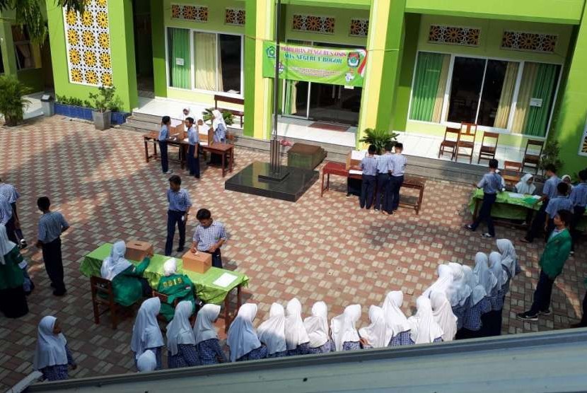 Belajar berdemokrasi dilakukan oleh Siswa MTsN negeri I Bogor saat melakukan pemilihan Ketua OSIS. 