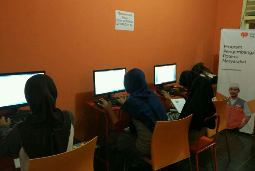 Belajar Komputer. Anak-anak Rumah Belajar Ceria Bersama antusias belajar komputer.