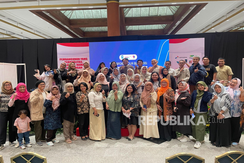 Belajar lagi berkolaborasi dengan ADB, UMKM binaan Kemendagri, serta didukung lembaga-lembaga seperti Pegadaian dan Pertamina membantu mengembangkan lebih dari 1.000 UMKM melalui program pelatihan internal dan eksternal.