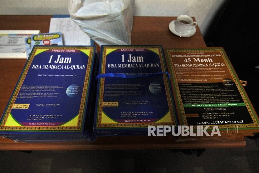 Buku membaca Alquran karangan Achmad Farid Hasan dan Zulfi Ida Syarifah ditampilkan diatas meja saat kegiatan 30 Menit Lancar Baca Alquran di Gedung Harian Republika, Jakarta Selatan.