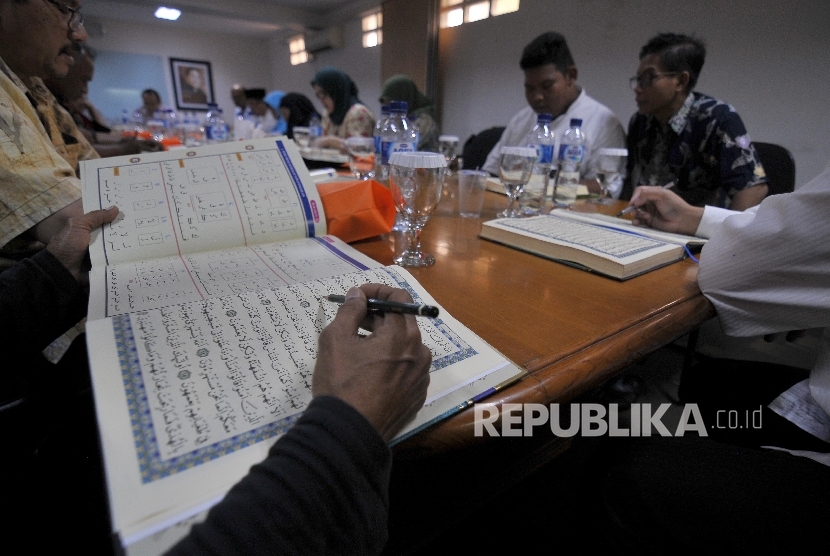 BELAJAR LANCAR MEMBACA ALQURAN. Sejumlah peserta mengikuti kegiatan 30 Menit Lancar Baca Alquran di Gedung Harian Republika, Jakarta Selatan, Sabtu (7/10).