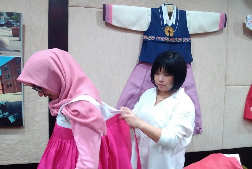 Belajar mengenakan hanbok, baju khas Korea yang dipakai saat Seollal