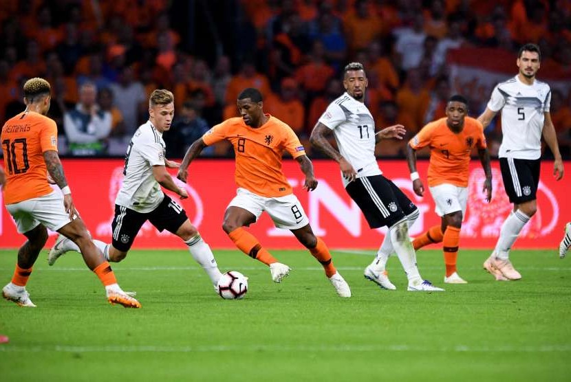 Georginio Wijnaldum dari Belanda (tengah) beraksi menghadapi pemain Jerman Joshua Kimmcih (kedua dari kiri) dan Jerome Boateng (ketiga dari kanan) pada Liga Bangsa-Bangsa UEFA di Amsterdam Arena. Belanda menang 3-0.