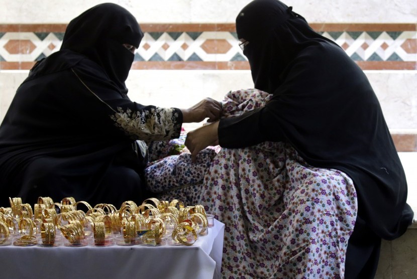 Belanja emas di Pasar Emas Balad di Kota Tua Jeddah bisa jadi pilihan wisata di Saudi.