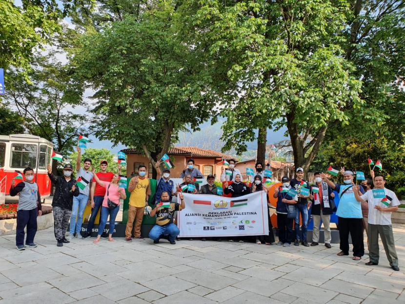 Belasan aktivis kemanusiaan asal Indonesia mendeklarasikan Aliansi Kemanusiaan Palestina (AKP) di tempat bersejarah, Osmangazi & Orhangazi Türbeleri  di Kota Bursa-Turki, Ahad (30/5).