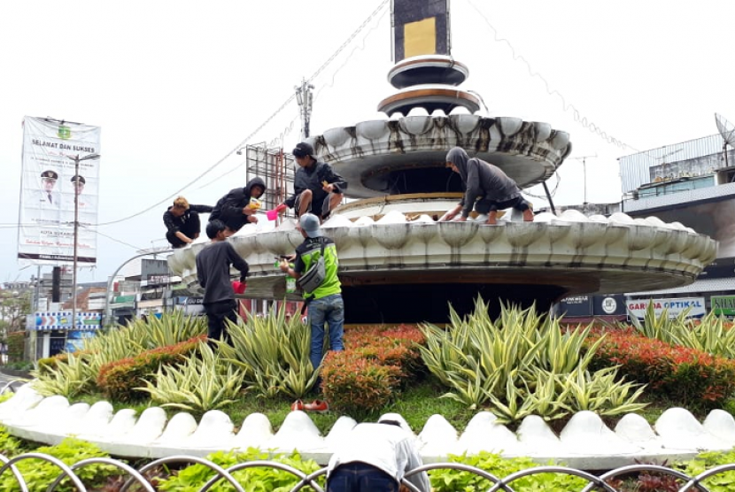 Belasan anggota geng motor di kota Sukabumi dihukum membersihkan tugu Adipura Kota Sukabumi karena seringkali membuat aksi kekerasan Senin (19/11).