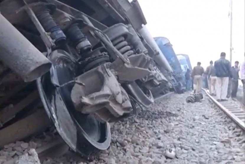 Belasan gerbong kereta keluar jalur di Kanpur, Uttar Pradeshh, India Utara, Ahad (20/11).