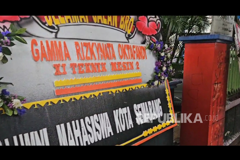 Belasan karangan bunga berisi pernyataan belasungkawa untuk Gamma Rizkynata Oktafandy (GRO)  berjejer di pagar SMKN 4 Kota Semarang, Jawa Tengah (Jateng), Selasa (26/11/2024).