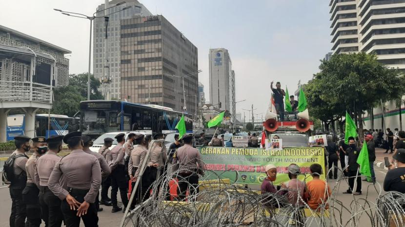 Belasan orang dari Gerakan Pemuda Islam Indonesia (GPII) menggelar demonstrasi mengecam Presiden Prancis Emanuel Macron di Simpang Sarinah, Jakarta Pusat, sekitar 200 meter dari Kedubes Prancis, pada Rabu (4/11).