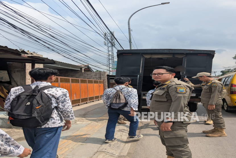 Belasan Pelajar SMP dan SMA di Kabupaten Bandung Barat, Jawa Barat Digelandang Satpol PP karena Bolos Sekolah.