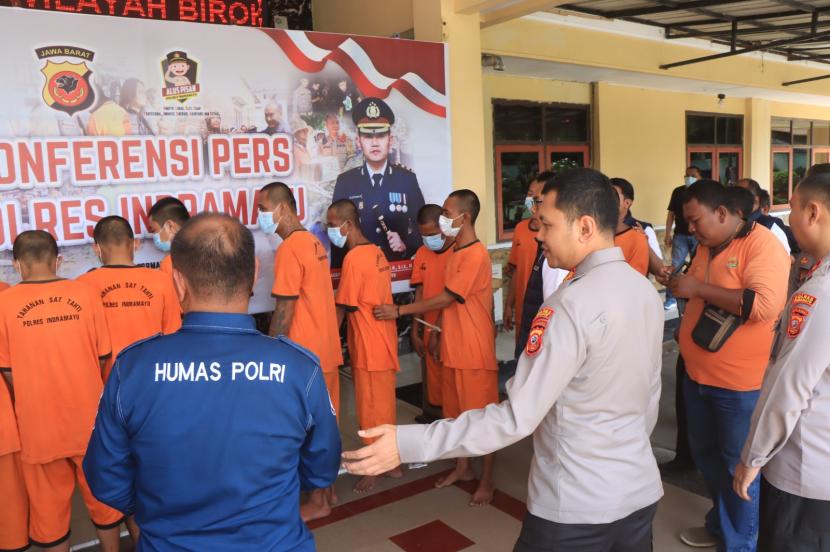 Belasan pelaku diamankan Satresnarkoba Polres Indramayu jajaran Polda Jabar dalam Operasi Antik Lodaya 2024. Mereka dihadirkan di Mapolres Indramayu, Rabu (31/7/2024). 