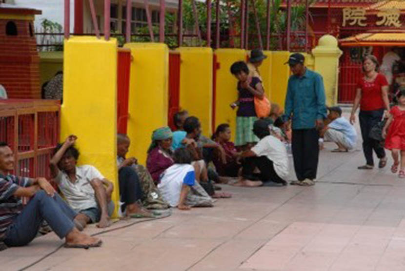 Belasan pengemis berjajar menunggu belas kasihan warga yang melintas di kawasan Pecinan Petak Sembilan, Glodok, Jakarta Barat, Jum'at (20/1). (Republika/Aditya Pradana Putra)