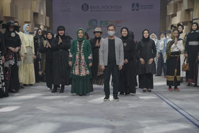 Belasan perancang busana dan jenama aksesori Indonesia menghadirkan koleksi modest fashion di ajang peragaan busana virtual Mercedes-Benz Fashion Week Russia, Jumat (23/10) petang. Acara merupakan rangkaian dari Indonesia Sharia Economic Festival (ISEF) Sektor Fesyen. 