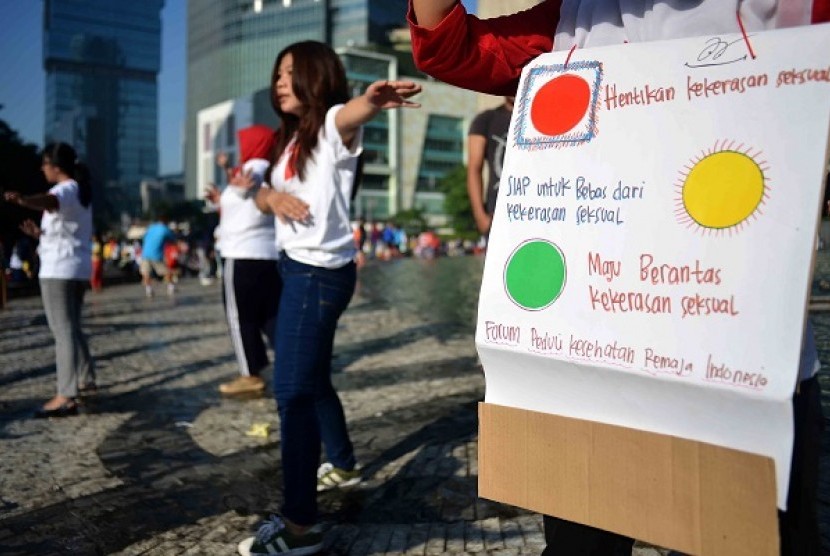 Belasan remaja yang tergabung dalam 