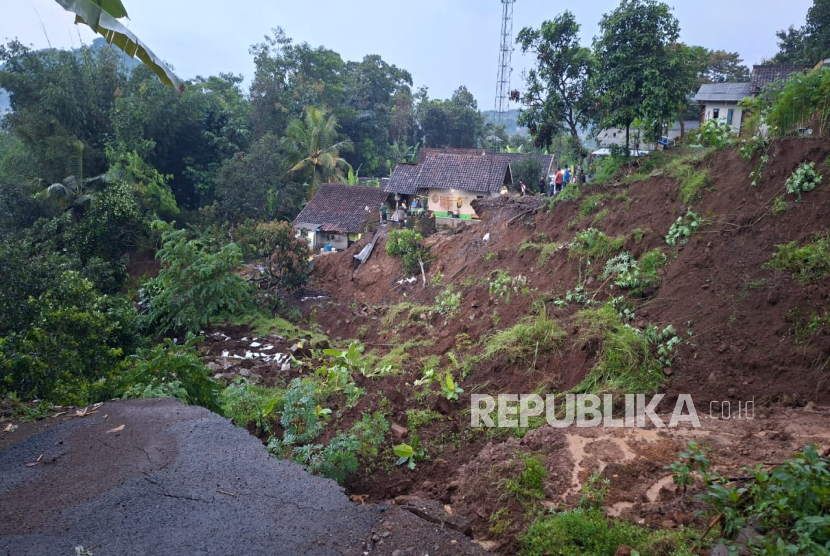 Belasan rumah terancam longsor akibat pergerakan tanah di Dusun Sukaasih, RT 02 RW 06, Desa Cisalak, Kecamatan Cisarua, Kabupaten Sumedang, Ahad (4/5/2025). Penyebabnya karena intensitas hujan yang berlangsung cukup lama di wilayah Kecamatan Cisarua. 