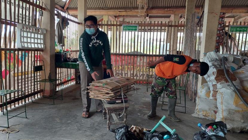 Belasan siswa-siswi kelas XI IPS SMA Negeri 1 Ngluwar. Mereka berkesempatan untuk berkunjung ke Bank Sampah Bligo Beriman.